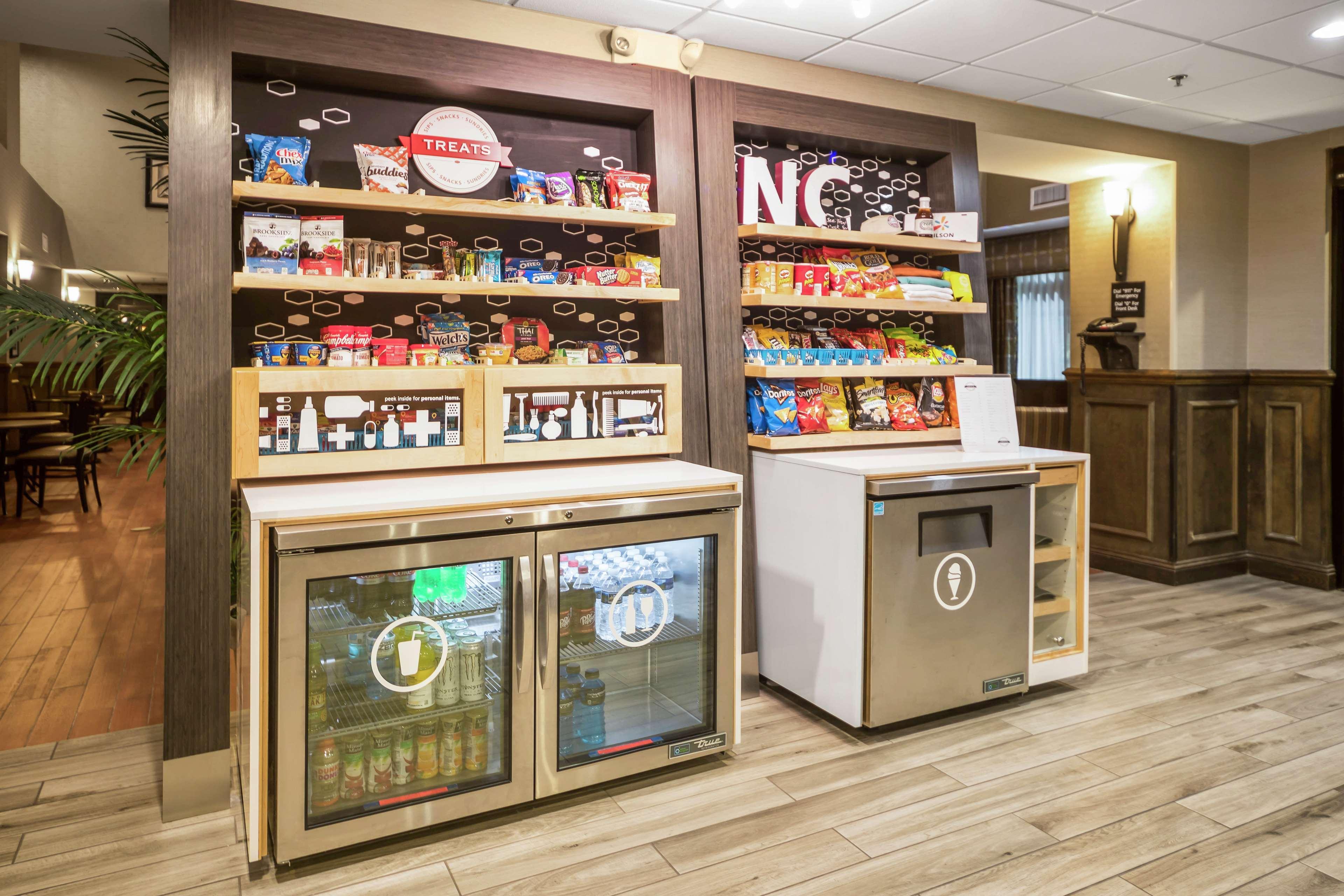 Hampton Inn Wilson Downtown Экстерьер фото